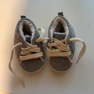 Baby GAP faux fleece grey fabric lace-up 6-12 mos